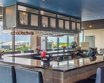 Pleasant Stay, Convenient Location! Onsite Pool, Walk to Miami Jai Alai & Casino - Miami Springs - Bar