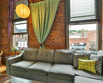 Mainstreetlocation|girlsnight|families|pets|foodmusicshopartexplorebikefunplay!! - Stillwater - Living room