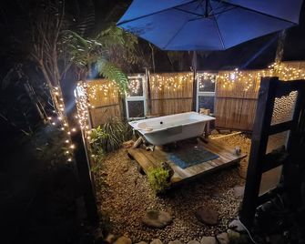 Gumboot Paradise Eco Stay - Barrytown - Patio