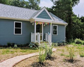 Brand New Cottage Steps from the Beach! - Rock Hall - Building