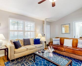 Unforgettable Haven - Niceville - Living room