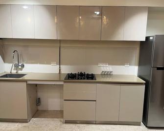 Picturesque Lakeview Studio Apartment Hiranandani Estate Thane - Thāne - Phòng bếp
