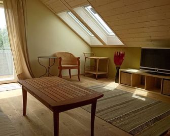 Apartment with balcony and view of mountains. - Murnau - Obývací pokoj