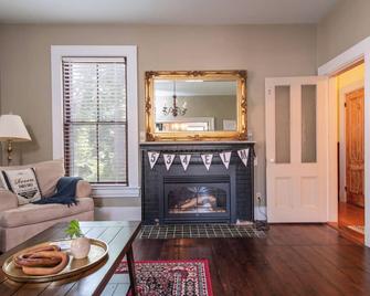 Circa 1868 Chester Home/Victorian Farmhouse-Less Than 20 Min To Okemo - Chester - Living room