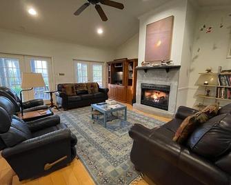 Marshbreezeon Tidal Creek with Marsh View - Darien - Living room