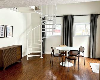 The Kode Sylvan Lake - Steps to the Beach - Sylvan Lake - Eetruimte