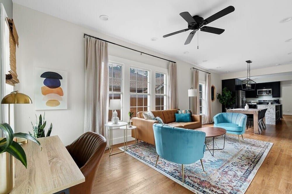 This triplex is a 3 bedroom(s), 2 bathrooms, located in Dallas, TX. - דאלאס - סלון