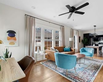 This triplex is a 3 bedroom(s), 2 bathrooms, located in Dallas, TX. - Dallas - Sala de estar