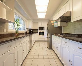 South Vancouver Haven – 3 Bd Family Home - Vancouver - Cocina