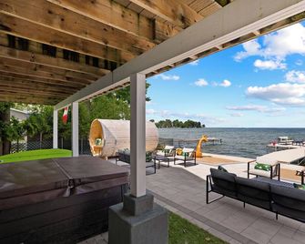 Fun & sun waterfront with sauna, hot tub and slide - Innisfil - Balcony