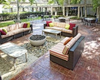 DoubleTree by Hilton Kansas City - Overland Park - אוברלנד פארק - פטיו