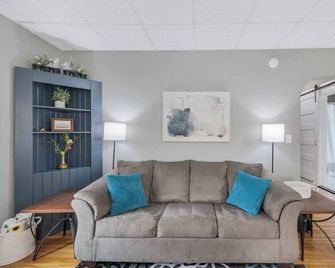 Experience a refined retreat at this elegant apartment situated in the vibrant center of downtown Two Harbors, Minnesota. - Two Harbors - Wohnzimmer