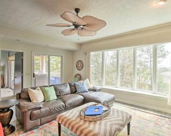 Lake Keowee Resort Condo with Balcony and Pool Access! - Salem - Living room