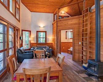 Pilot Rock Cabin w/ Jacuzzi and Wood Stove at Green Springs Inn - Ashland - Dining room