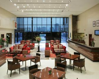 Ramada Hotel & Suites by Wyndham Ajman - Ajman - Resepsjon