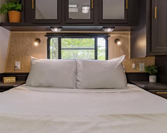 Belleayre Glamper Mountaintop Getaway in Catskills - Arkville - Bedroom