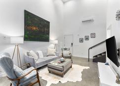 Airy and Open Corner Loft - 92 Walkscore - Redmond - Living room