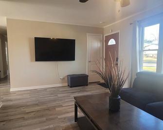 Single Family home in Schaumburg, IL 3 bed/ 2 full baths/ fully fenced backyard - Schaumburg - Living room