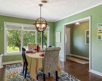 Waterfall Chaser’s Retreat! Near Hiking, Kayaking & Historic Downtown Sparta - Sparta - Comedor