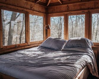Amazing Private Group Vacation Rental with Hot Tub in Land O' Lakes - Sharbot Lake - Bedroom