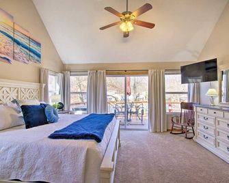 NEW! Osage Beach Cabin w/ Deck, Fire Pits and Private Dock! - Osage Beach - Bedroom