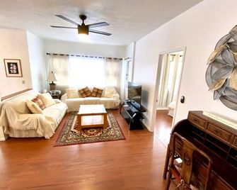 Hale Kilauea Close to everything. 30 min drive - Kilauea Volcano. 1150sq - Hilo - Wohnzimmer