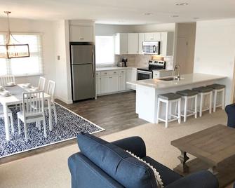 Easy Walk to Beach & Town. Private, heated pool! - Stone Harbor - Kitchen