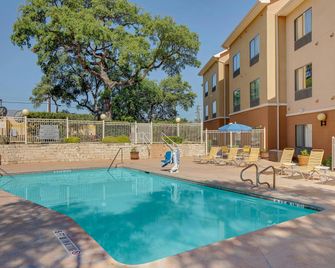 Fairfield Inn & Suites by Marriott San Antonio SeaWorld/Westover Hills - סן אנטוניו - בריכה