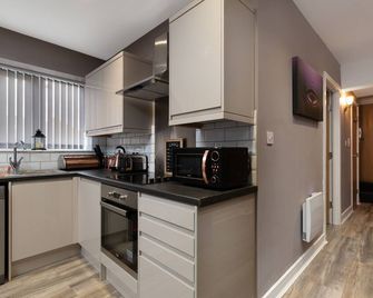 Darlington Town Centre Apartments free parking and Wi-Fi - Darlington - Kitchen
