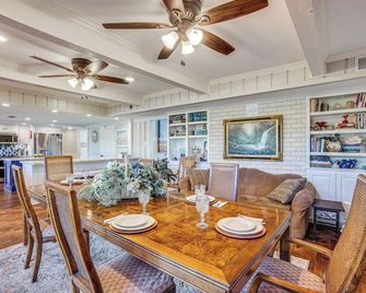 Spacious Madisonville Estate w/ Grill & Pond Views - Madisonville - Comedor