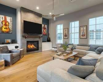 Town Lake Townhouse | Hot Tub, Game Room & Skyline Views - Austin - Living room