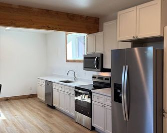 Beautiful 3-bedroom, 2.5-bath townhome in a prime Delta Junction near FtGreely - Delta Junction - Kitchen