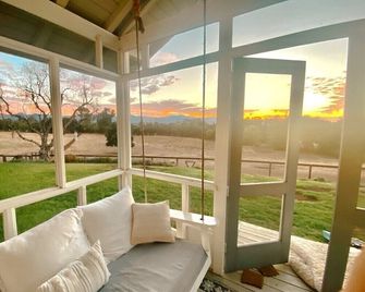 Renovated 1930s Farmhouse · Hot Tub, Alpacas, Sheep, Goats & Santa Ynez Views - Solvang - Varanda