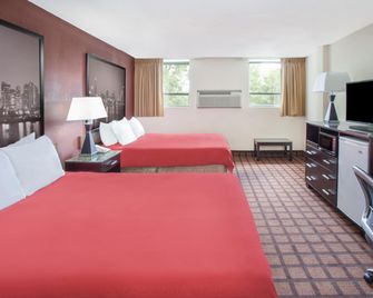 Super 8 by Wyndham Chicago IL - Evanston - Bedroom