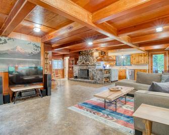 Sandy River Retreat - Sandy - Living room