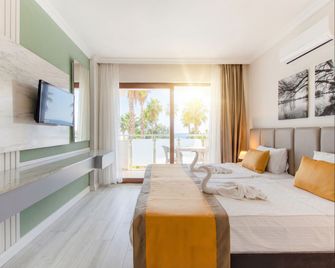 Tropic Beach Club & Resort - Side - Side