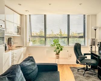 Serenity Suite - Haywards Heath - Living room