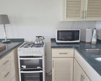 Charming, bright studio apt. with view of the Caribbean Sea, 1-2 guests - سانت فينسنت - مطبخ