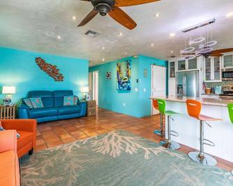 Prime Time: A Tropical Paradise on Big Pine Key, Canal Front Duplex, Swift Access to Atlantic & Gulf - Big Pine Key - Living room