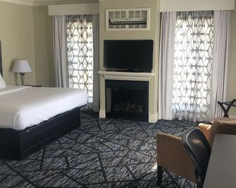 Niagara Crossing Hotel and Spa King Room - Lewiston