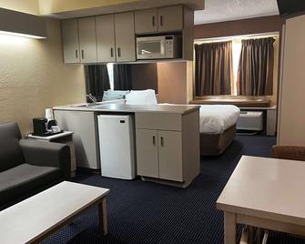 Microtel Inn & Suites by Wyndham Houston - Nassau Bay - Bedroom