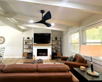 Uptown Rambler - Westerville - Living room