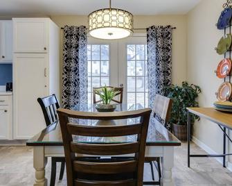 Home Away From Home! Clean & Comfy 2-bedroom Home - St Joseph - Dining room