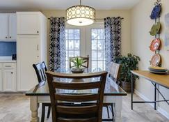 Home Away From Home! Clean & Comfy 2-bedroom Home - St Joseph - Dining room