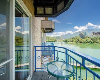 Bishui Shanju Lakeside B&B - Yuchi Township - Balcón