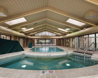 Antioch Hotel & Suites - Antioch - Piscina