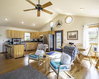 Hocking Hills Chubby Frog Cabin: Game Room, Hot Tub, Fire Pit & Private Hiking! - Creola - Cocina