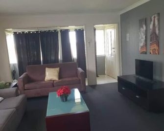 Logan Central Retreat • 3br • Close to Brisbane & Gc - Logan City - Living room