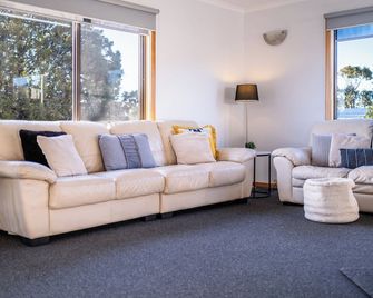 The Lookout - Coles Bay - Living room