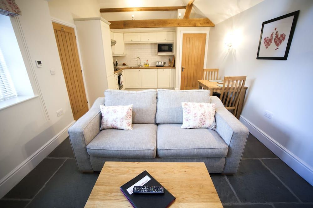 Beautifully converted cottage in lovely South Cotswold village - Badminton - Living room